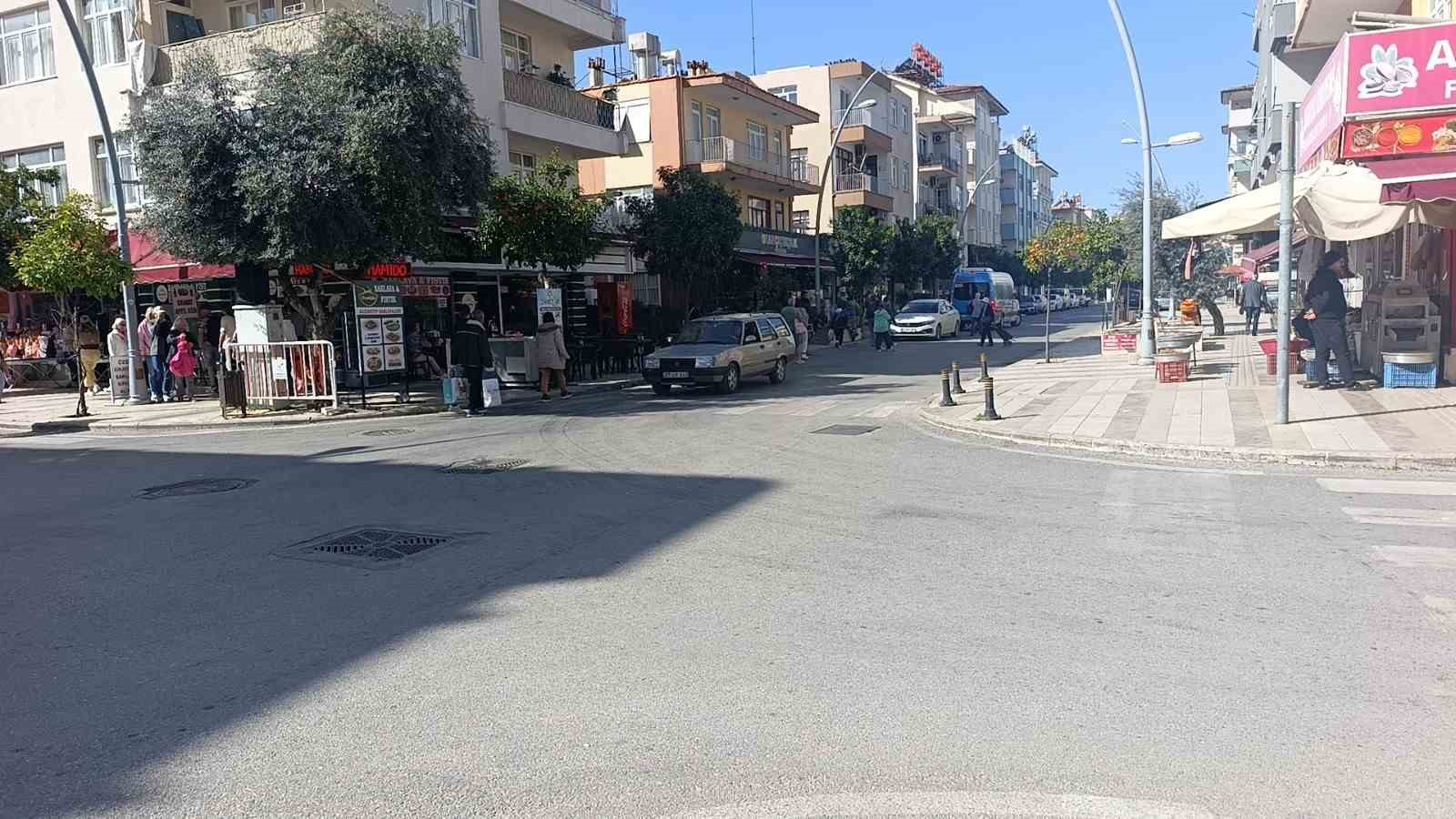 Antalya’da yaya geçidinde engelli aracına otomobilin çarpma anı kamerada
