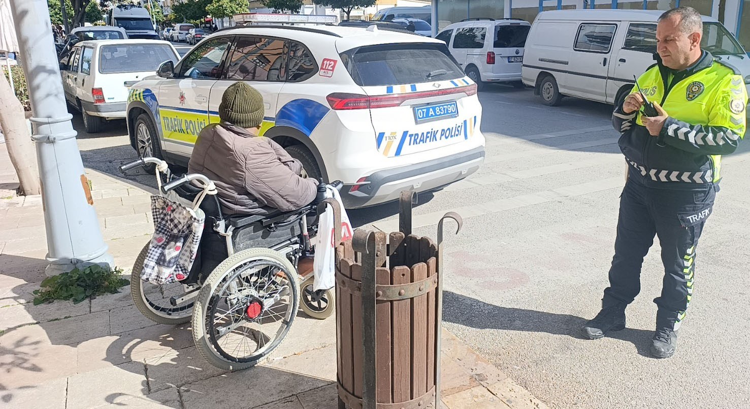 Antalya’da yaya geçidinde engelli aracına otomobilin çarpma anı kamerada

