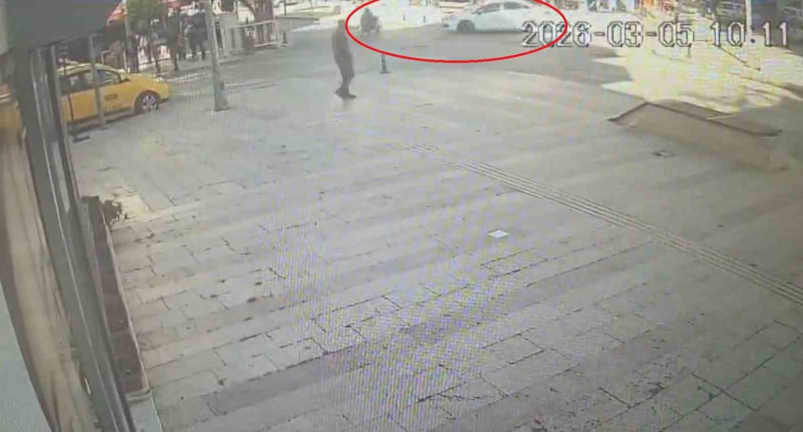 Antalya’da yaya geçidinde engelli aracına otomobilin çarpma anı kamerada
