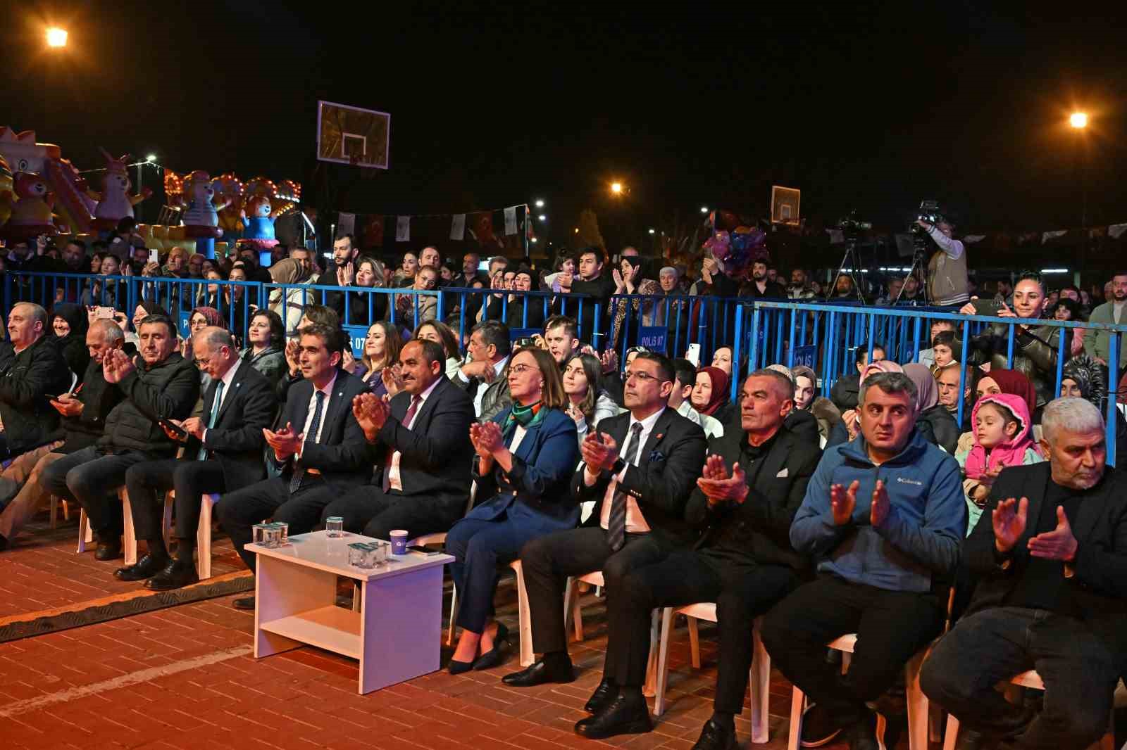 Antalya’daki Erzurumlular gecesinde türküler söylendi halaylar çekildi
