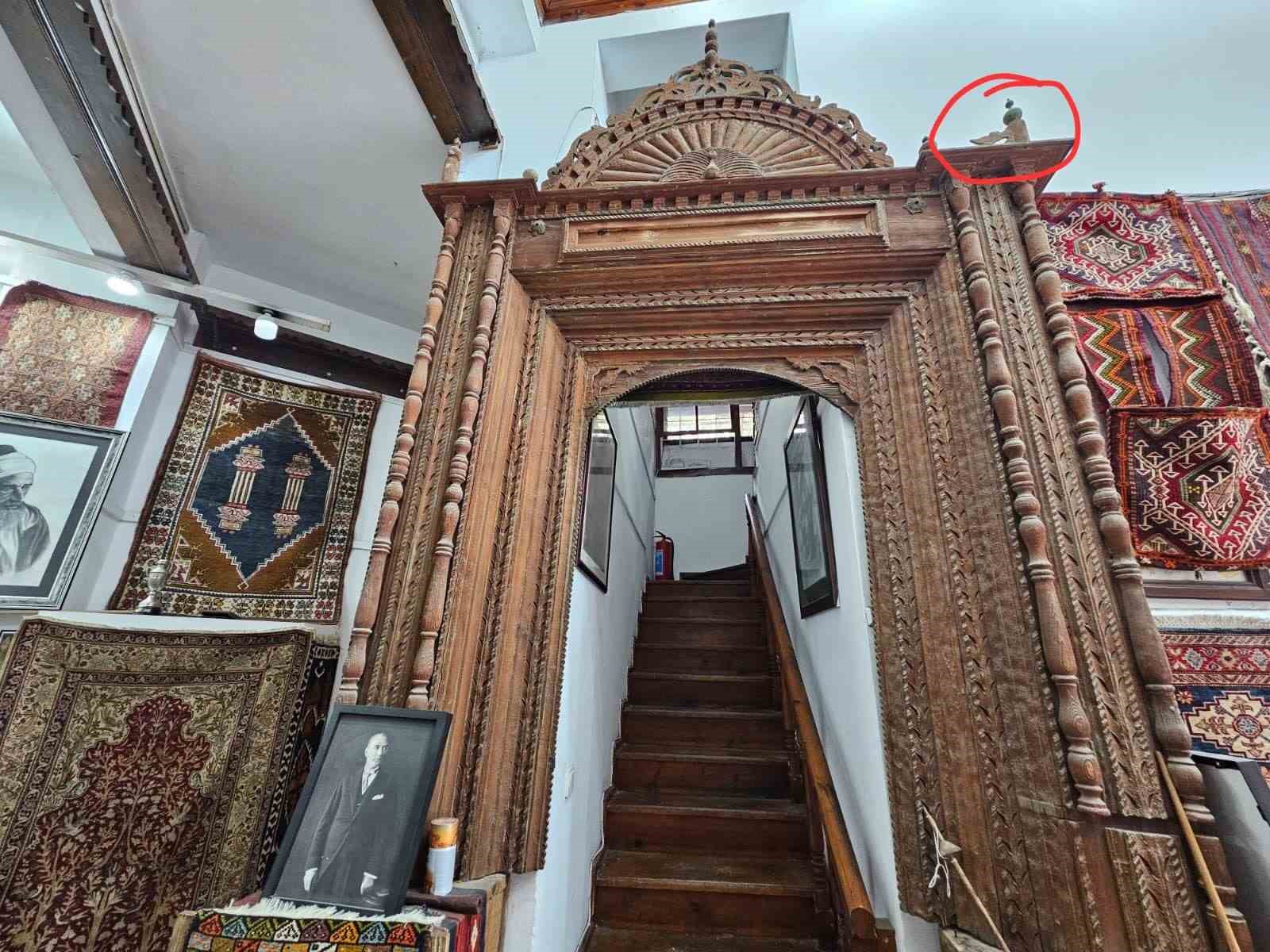 Antalya’daki halı dükkanında dekor olarak kullanılan tarihi mihrap Konya’ya dönüyor
