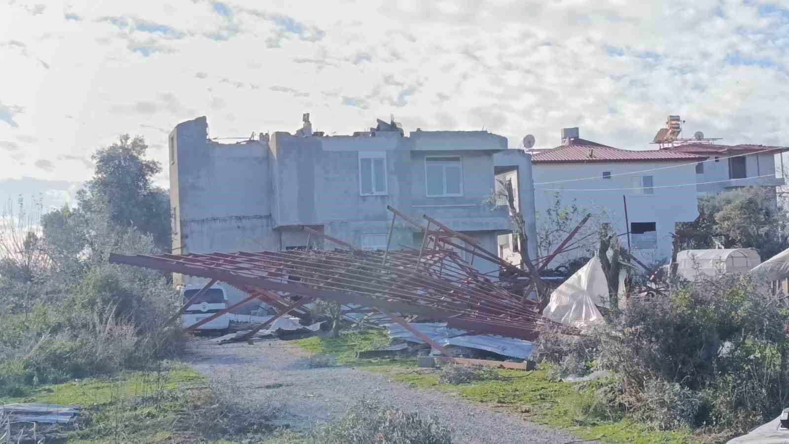 Antalya’daki hortum anı kamerada: Konteynerler savruldu, araç gitmekte zorlandı
