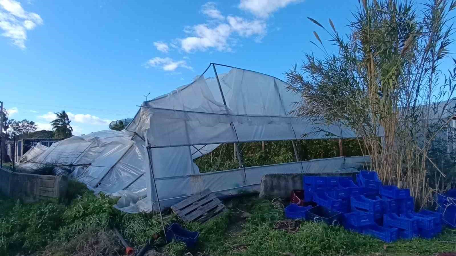 Antalya’daki hortum anı kamerada: Konteynerler savruldu, araç gitmekte zorlandı
