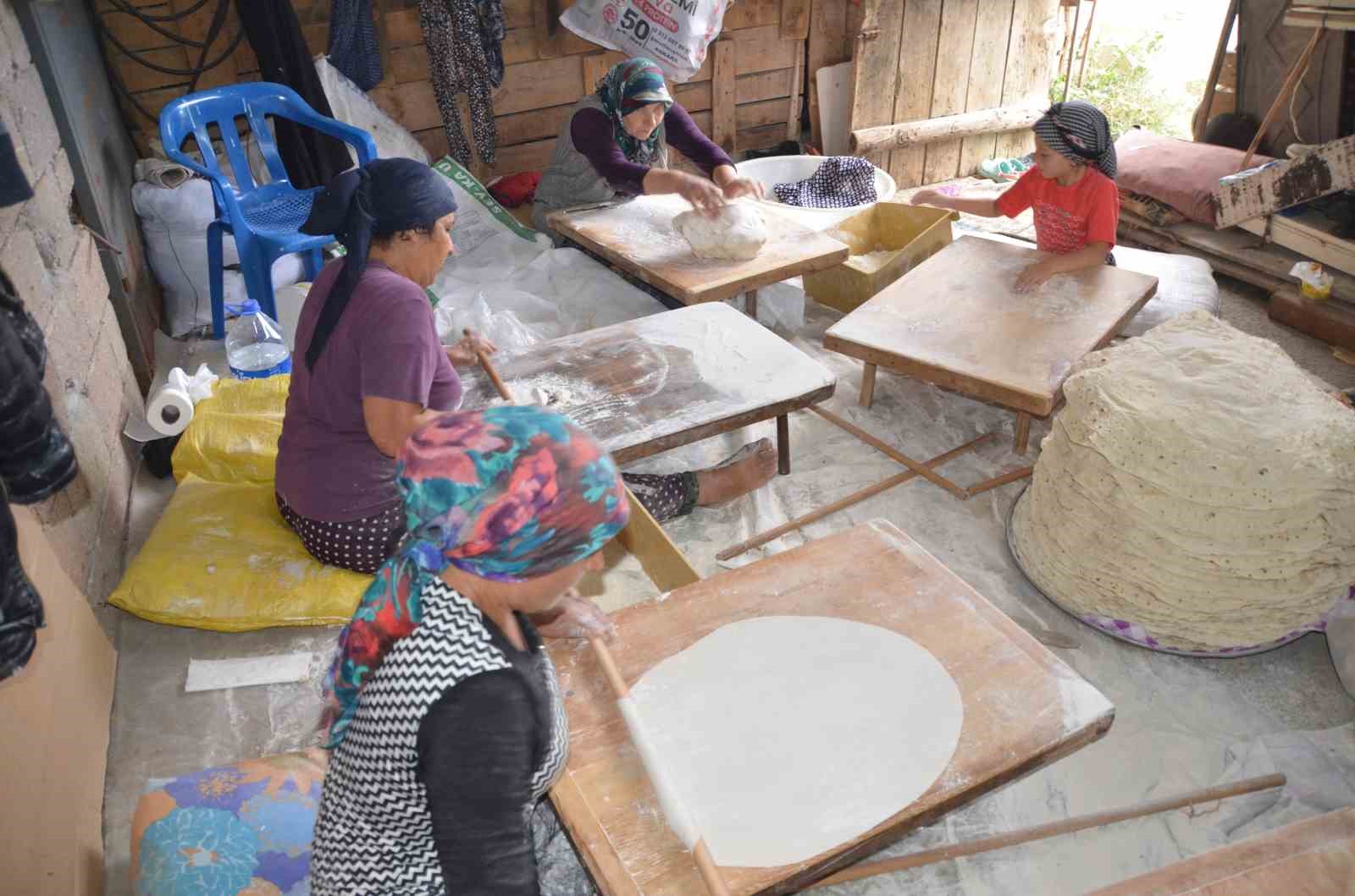 Antalyalı kadınların imece usulü yufka ekmek mesaisi
