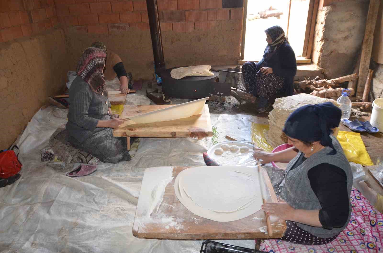 Antalyalı kadınların imece usulü yufka ekmek mesaisi
