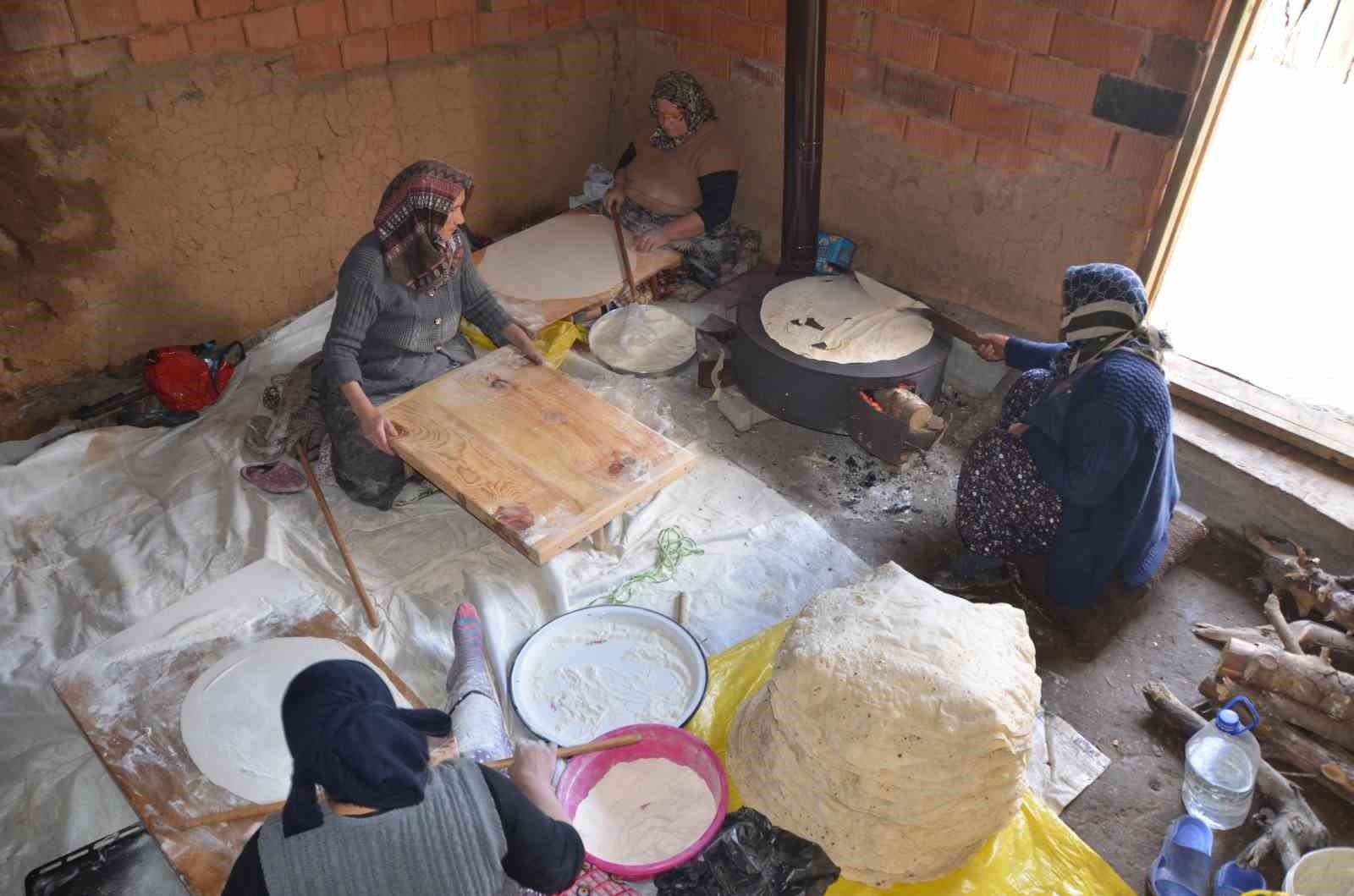 Antalyalı kadınların imece usulü yufka ekmek mesaisi
