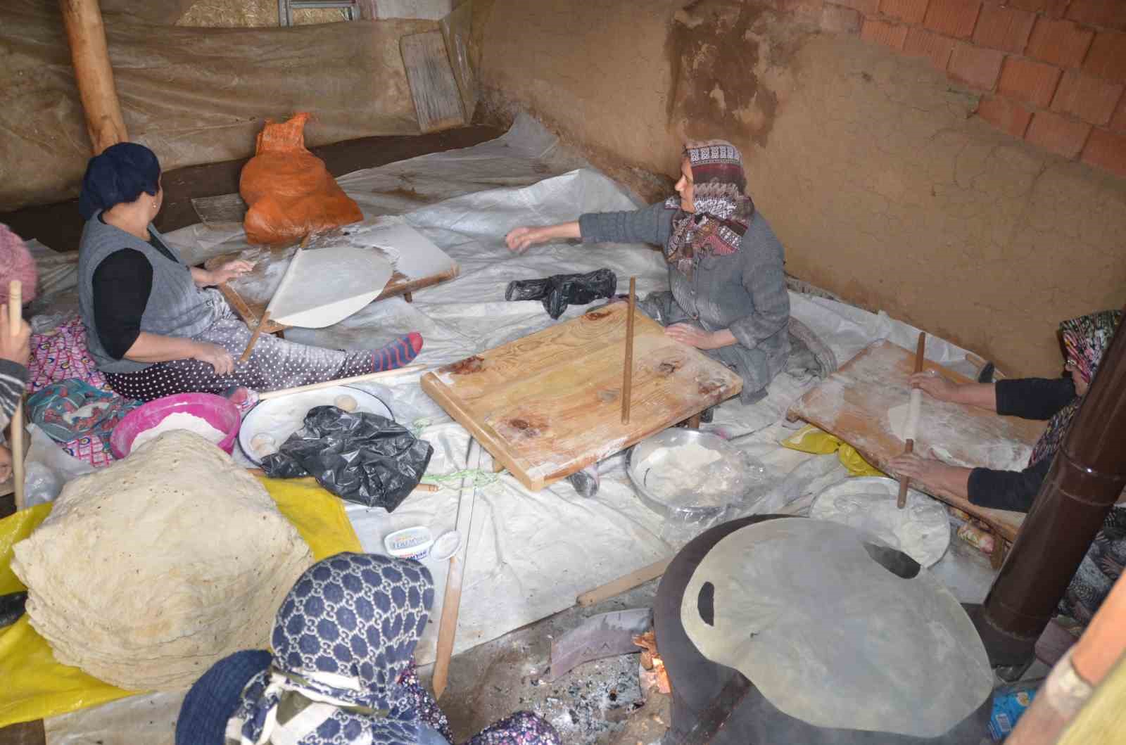 Antalyalı kadınların imece usulü yufka ekmek mesaisi
