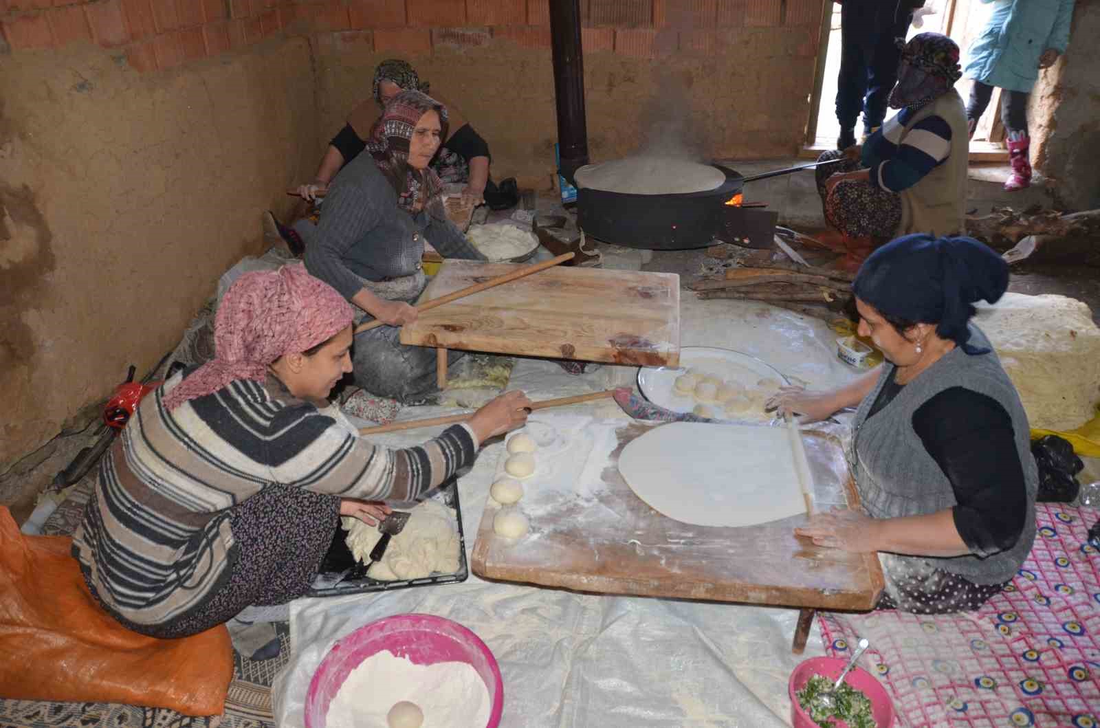 Antalyalı kadınların imece usulü yufka ekmek mesaisi
