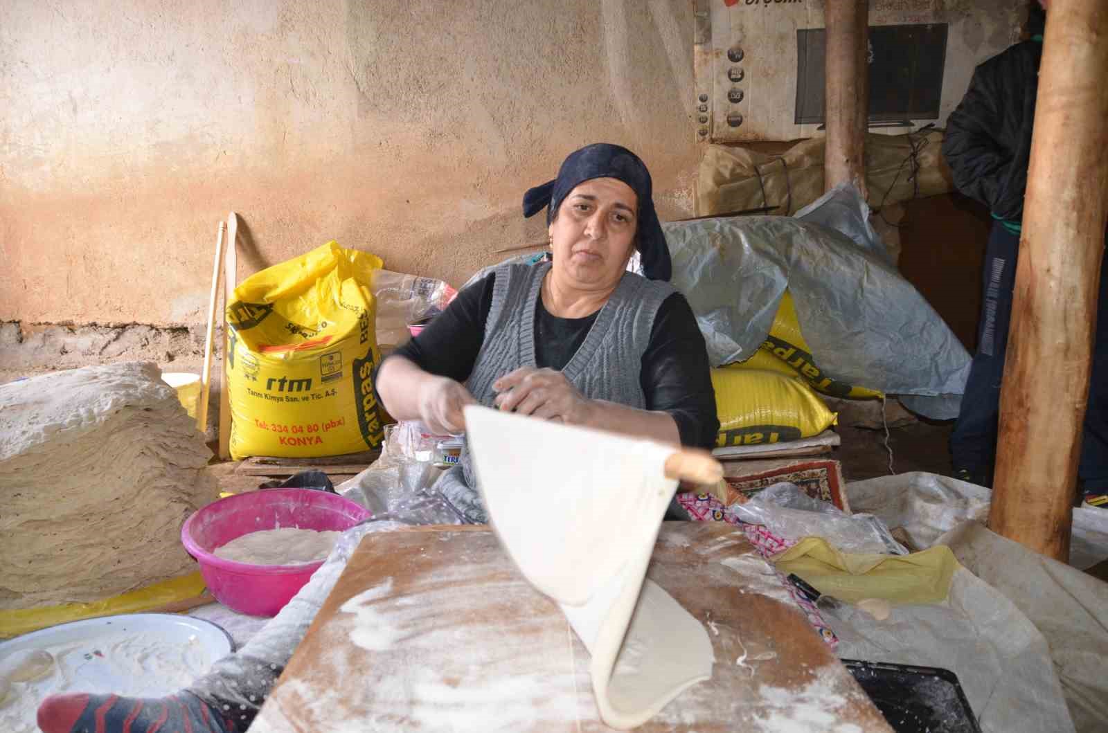 Antalyalı kadınların imece usulü yufka ekmek mesaisi
