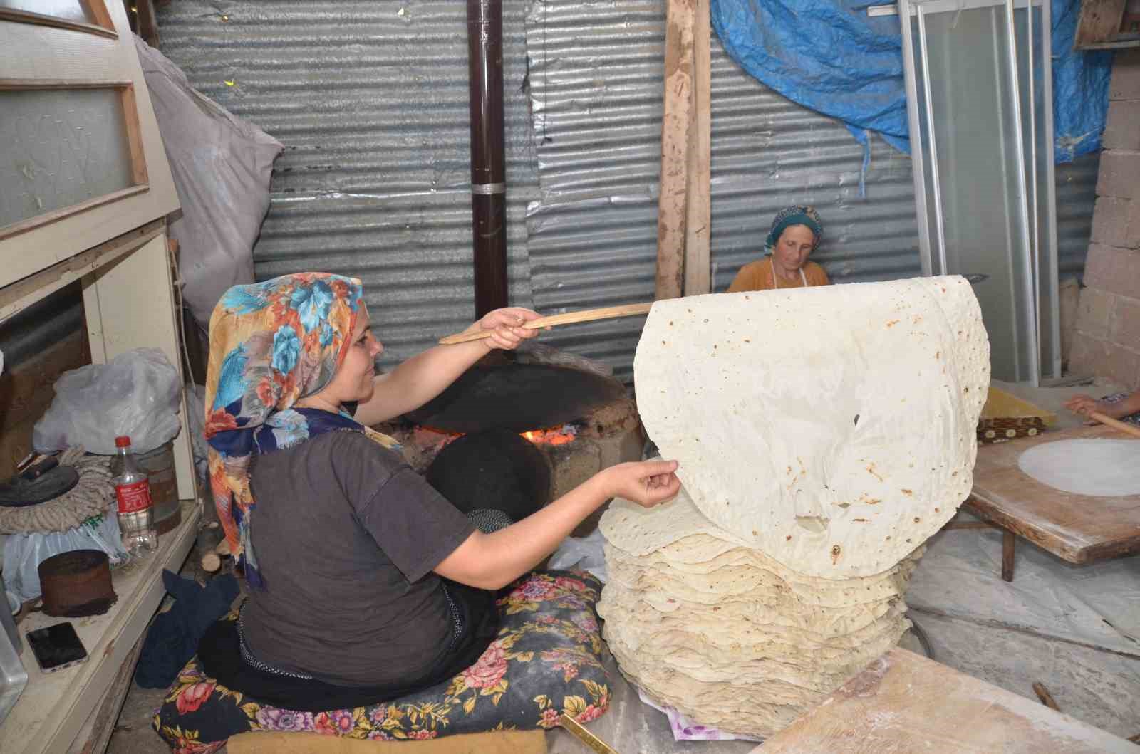 Antalyalı kadınların imece usulü yufka ekmek mesaisi
