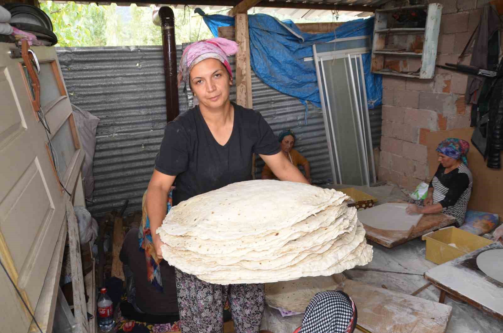 Antalyalı kadınların imece usulü yufka ekmek mesaisi
