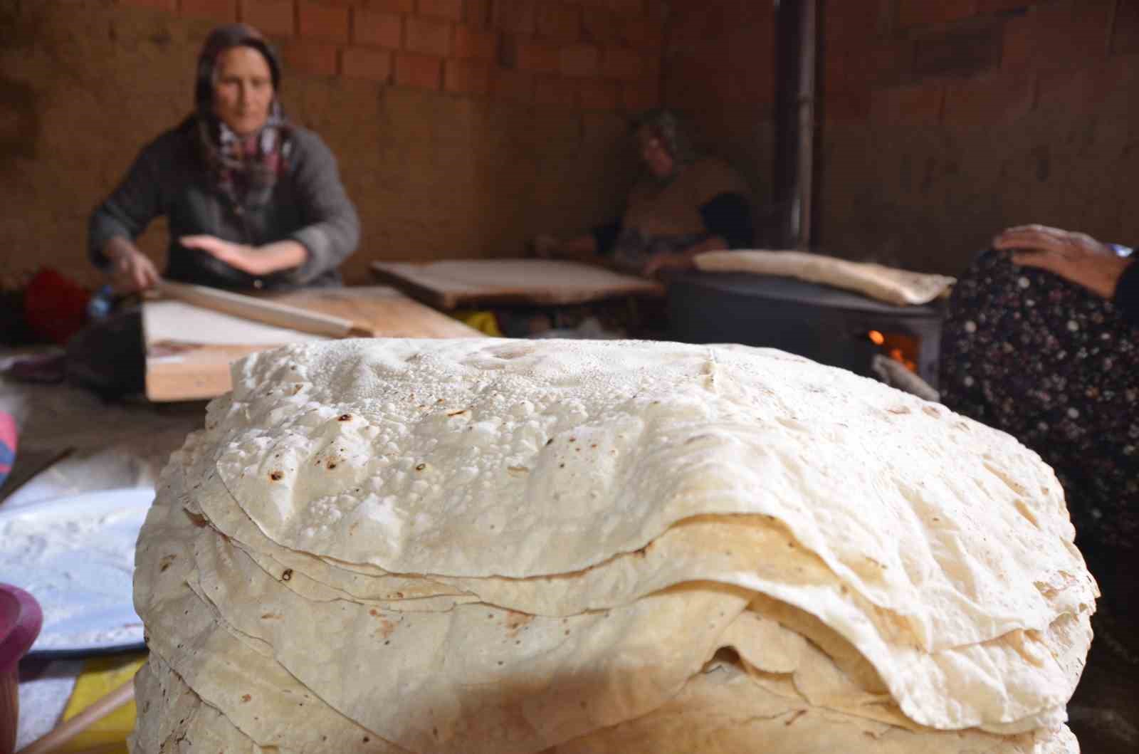 Antalyalı kadınların imece usulü yufka ekmek mesaisi
