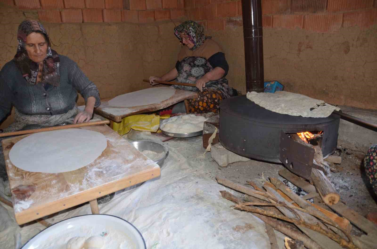 Antalyalı kadınların imece usulü yufka ekmek mesaisi
