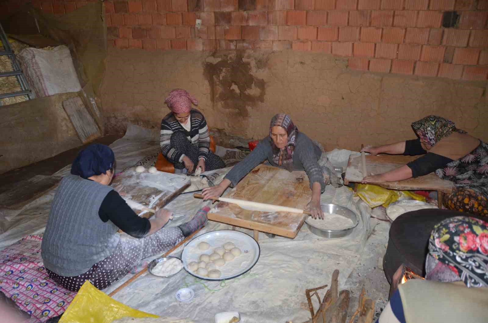 Antalyalı kadınların imece usulü yufka ekmek mesaisi
