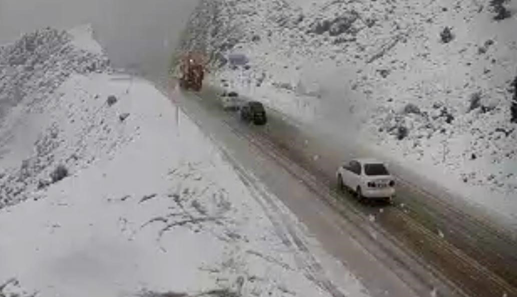 Antalya’nın bin 825 rakımlı Alacabel mevkiinde kar yağışı başladı
