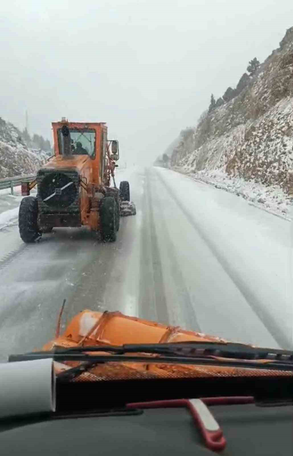 Antalya’nın bin 825 rakımlı Alacabel mevkiinde kar yağışı başladı
