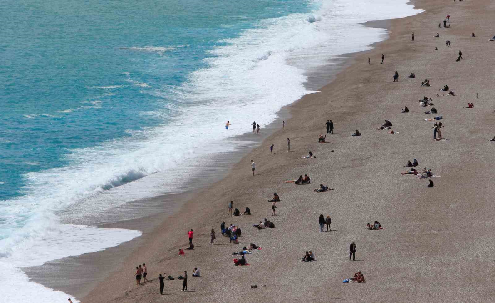 Antalya’nın yüksek kesimlerinde karla mücadele, sahilinde deniz keyfi
