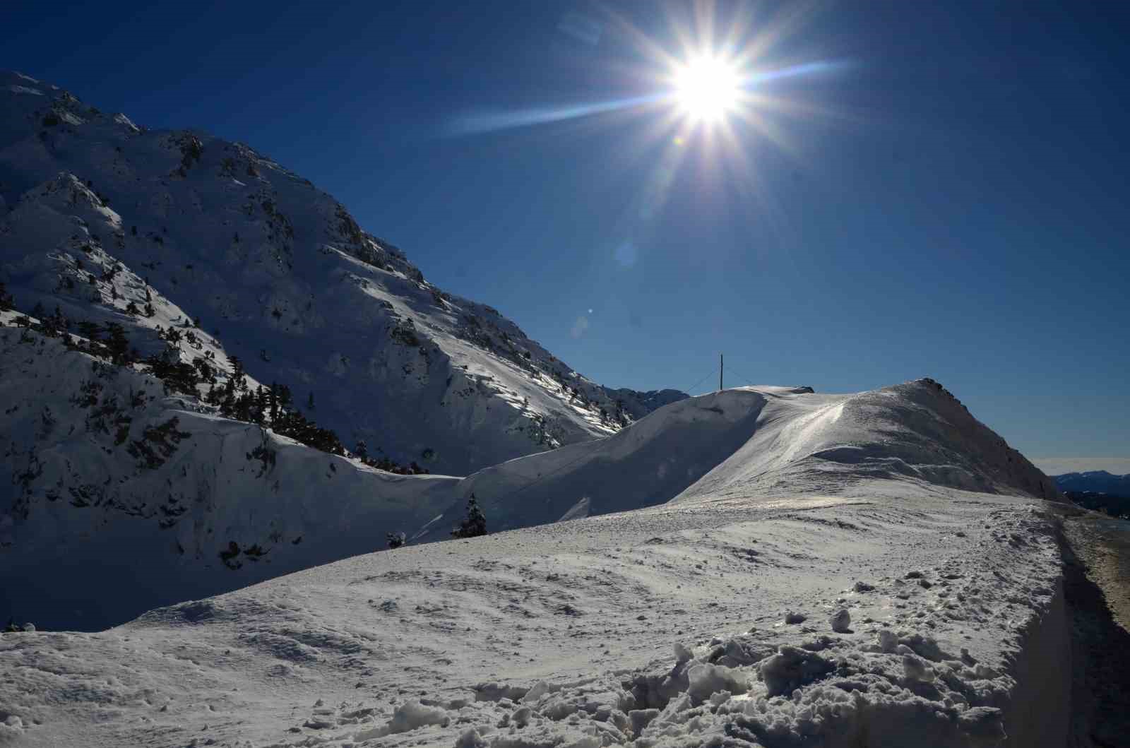 Antalya’nın zirvelerinde Nisan ayında kar sürprizi
