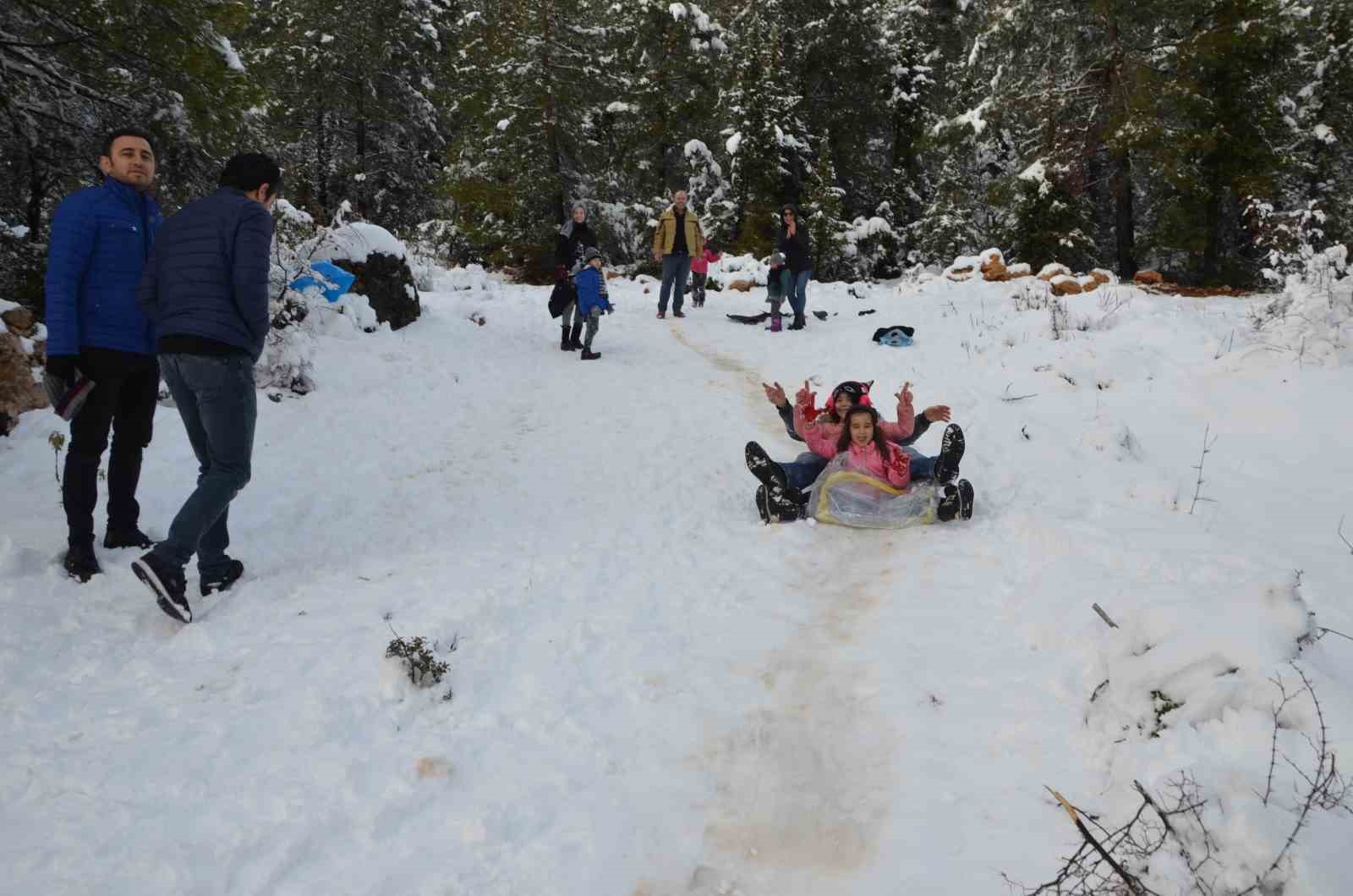 Antalya’nın zirvelerinde Nisan ayında kar sürprizi
