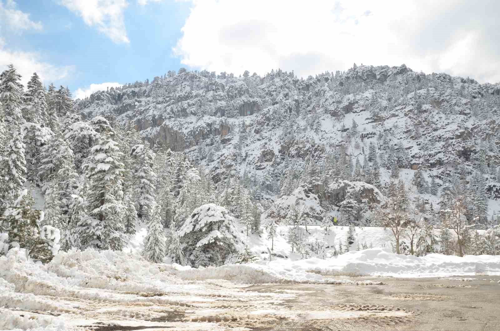 Antalya’nın zirvelerinde Nisan ayında kar sürprizi
