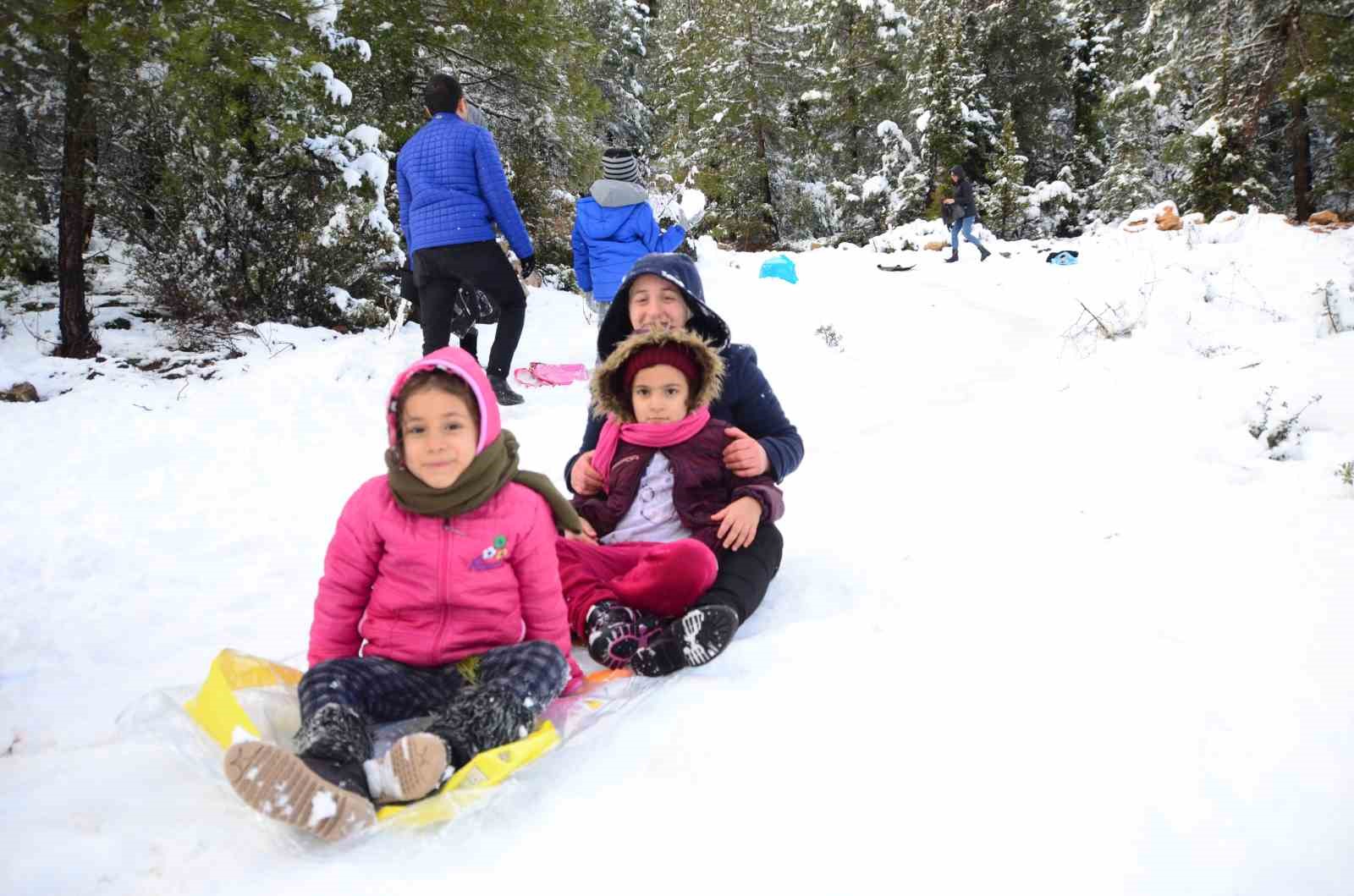 Antalya’nın zirvelerinde Nisan ayında kar sürprizi
