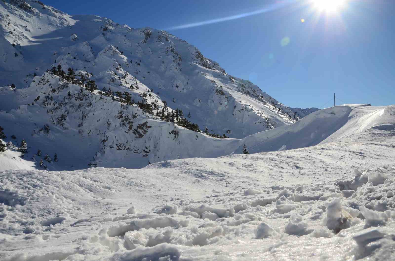 Antalya’nın zirvelerinde Nisan ayında kar sürprizi
