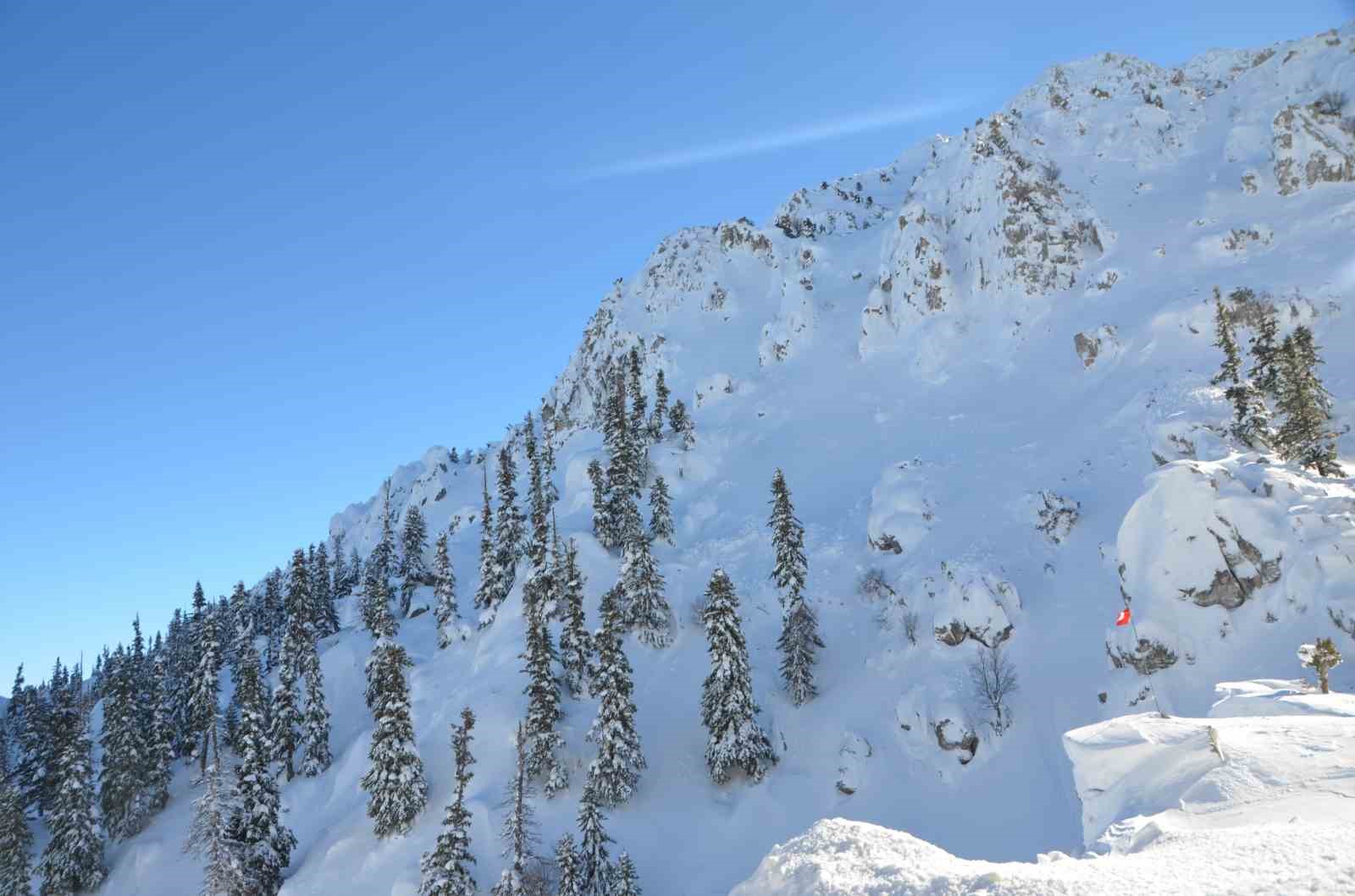 Antalya’nın zirvelerinde Nisan ayında kar sürprizi
