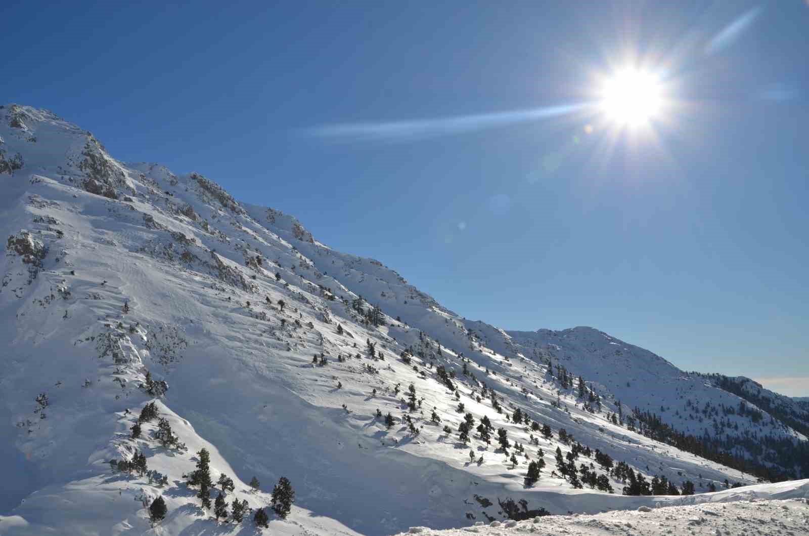 Antalya’nın zirvelerinde Nisan ayında kar sürprizi
