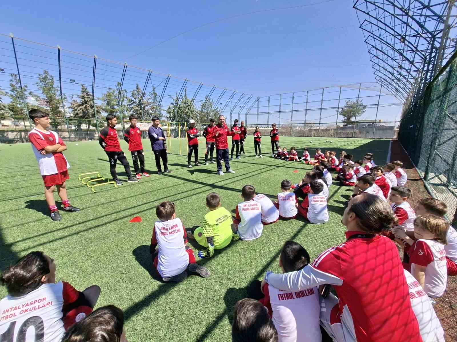 Antalyaspor Diyarbakır Futbol Akademisinden çocuklara sağlık atölyesi
