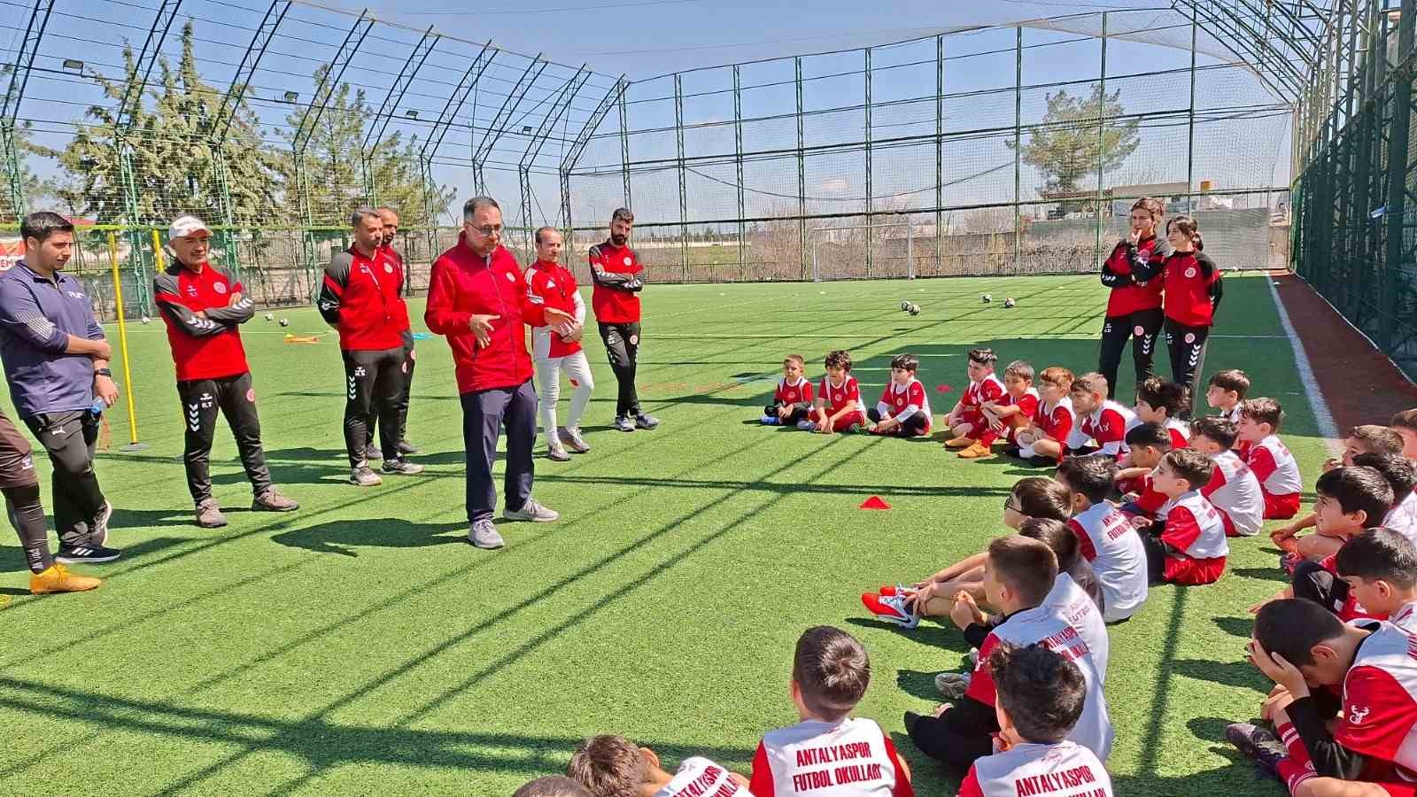 Antalyaspor Diyarbakır Futbol Akademisinden çocuklara sağlık atölyesi
