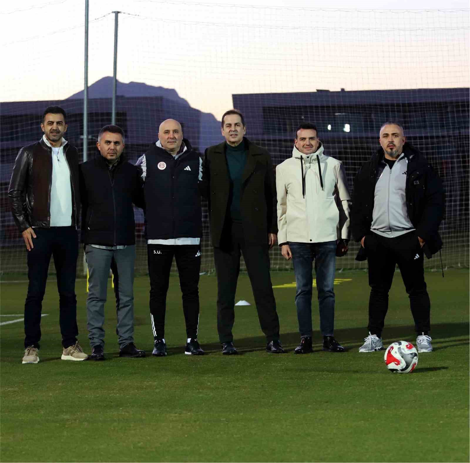 Antalyaspor, Sami Uğurlu yönetiminde ilk antrenmanına çıktı
