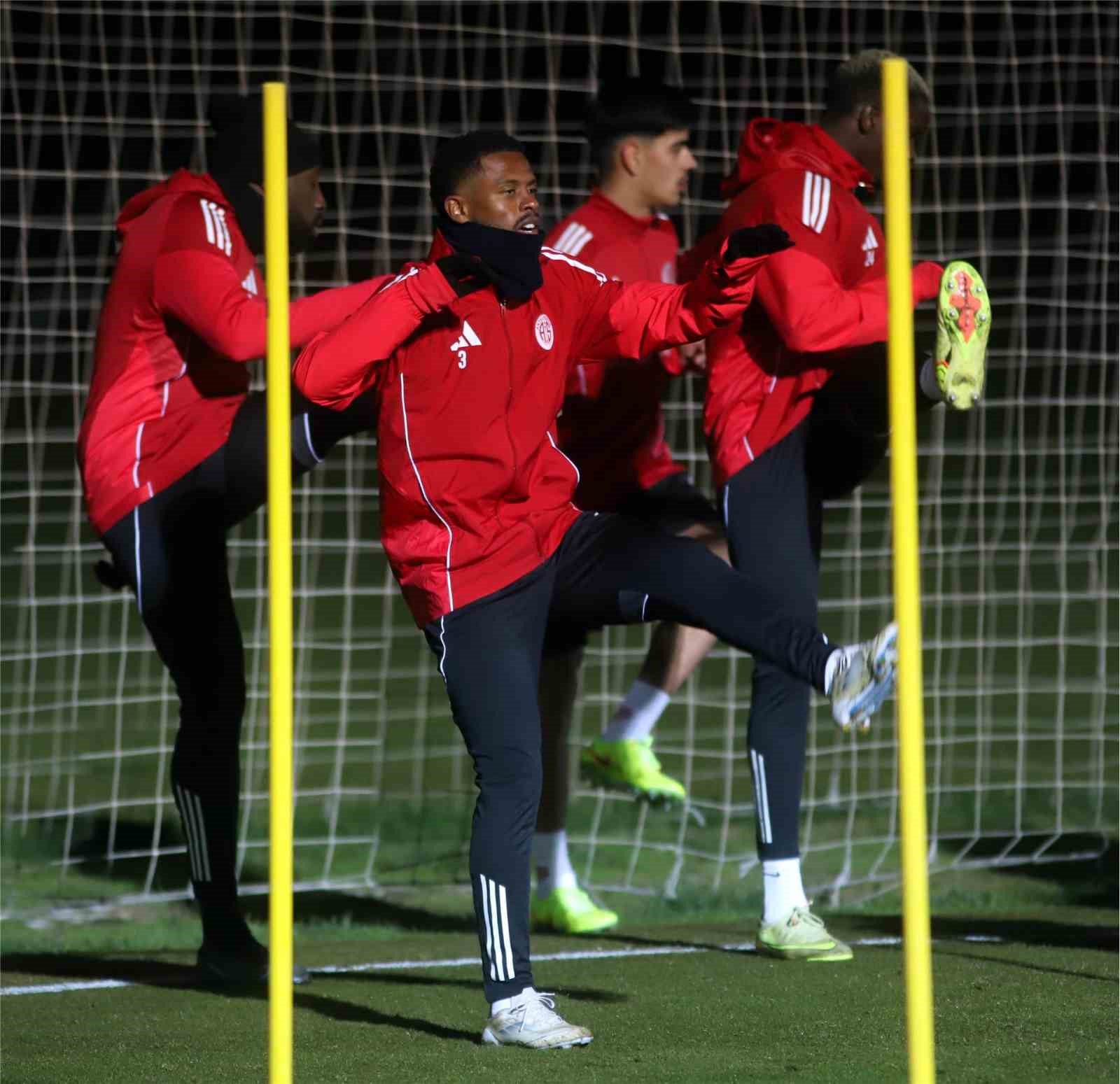 Antalyaspor, Sami Uğurlu yönetiminde ilk antrenmanına çıktı
