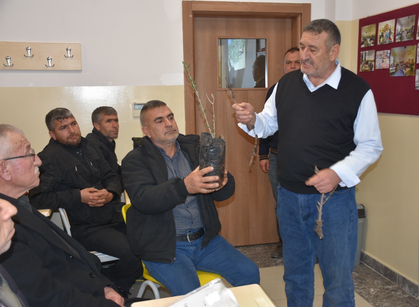 Antep fıstığı ve zeytin üreticilerine budama eğitimi
