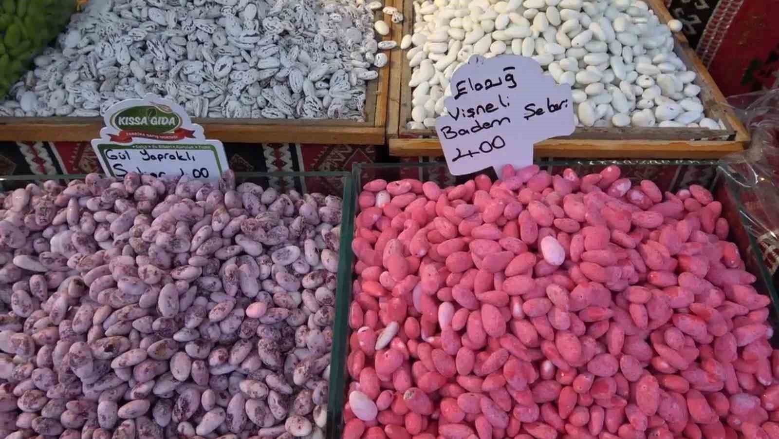 Antep fıstıklı badem şekeri Ramazan’da ağızları tatlandırıyor
Antep fıstıklı badem şekeri Ramazan’da ağızları tatlandırıyor