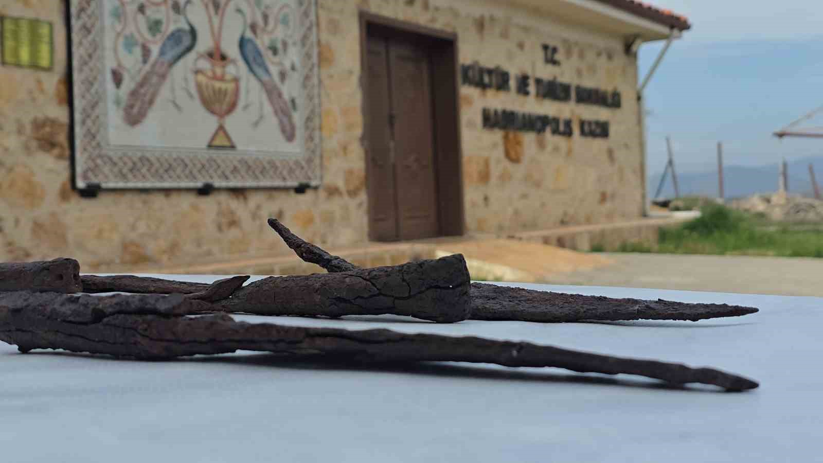 Antik kazıda 1500 yıllık bıçak seti bulundu
