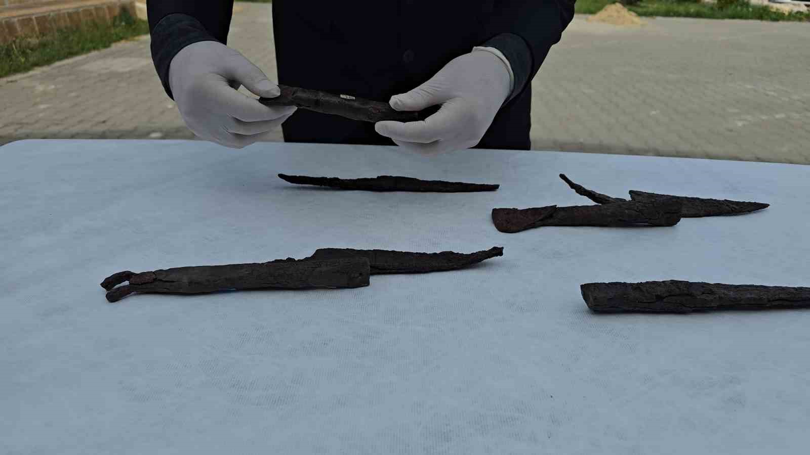 Antik kazıda 1500 yıllık bıçak seti bulundu
