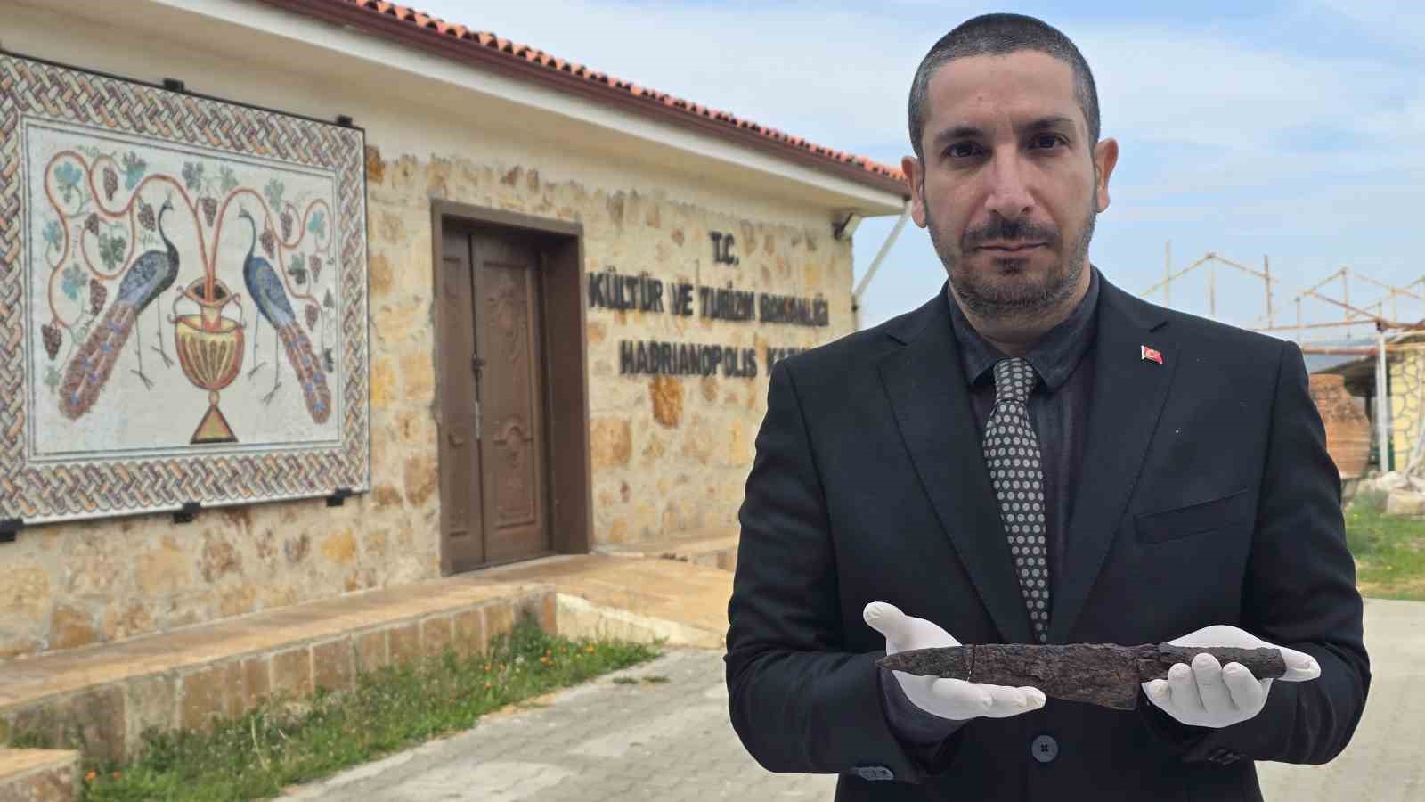 Antik kazıda 1500 yıllık bıçak seti bulundu
