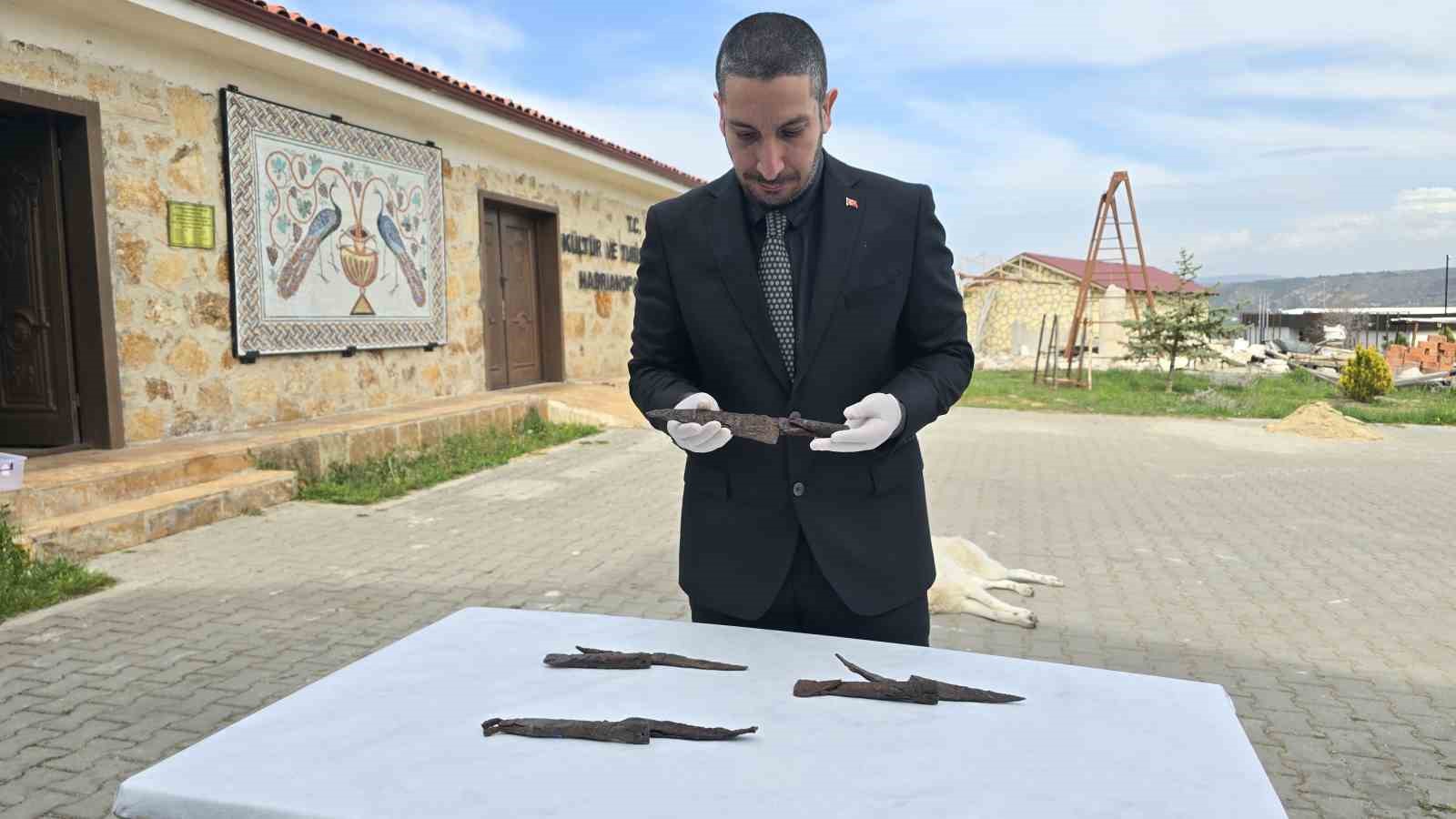 Antik kazıda 1500 yıllık bıçak seti bulundu
