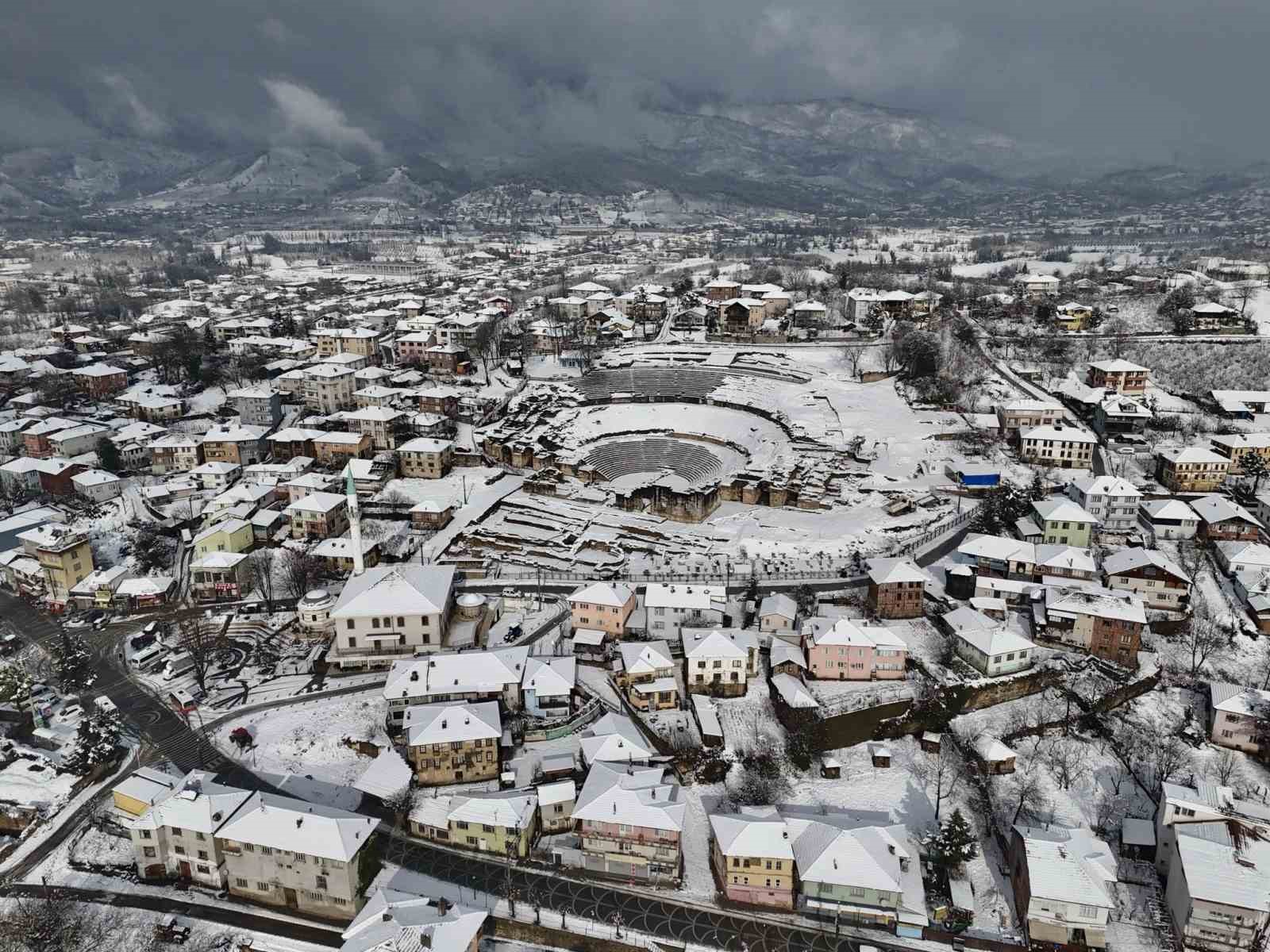 Antik kent karla kaplandı
