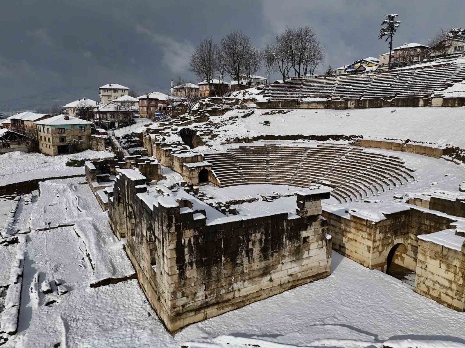 Antik kent karla kaplandı
