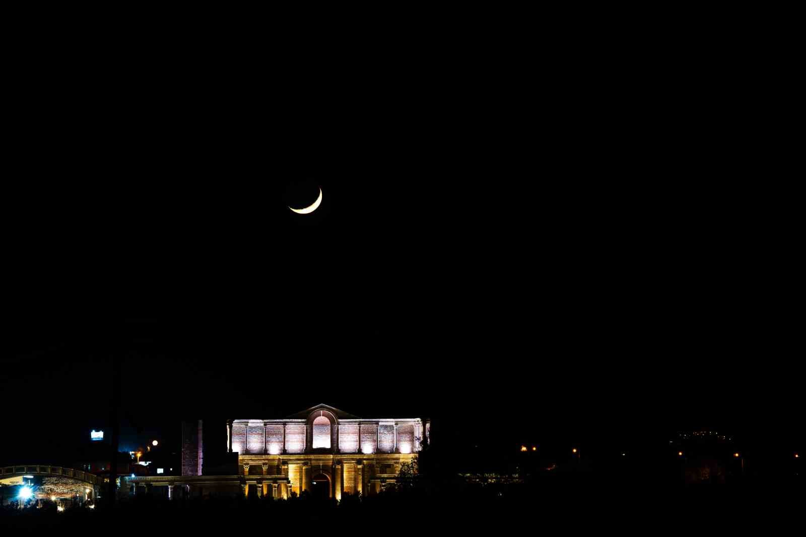 Antik kentte görsel şölen: Hilal, Gymnasium ile aynı karede
