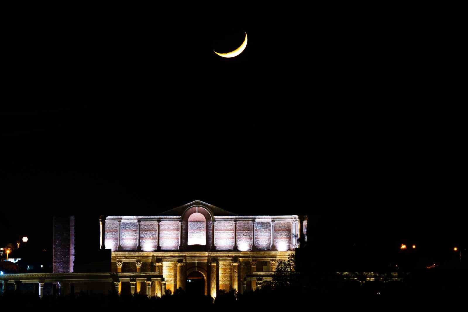 Antik kentte görsel şölen: Hilal, Gymnasium ile aynı karede
