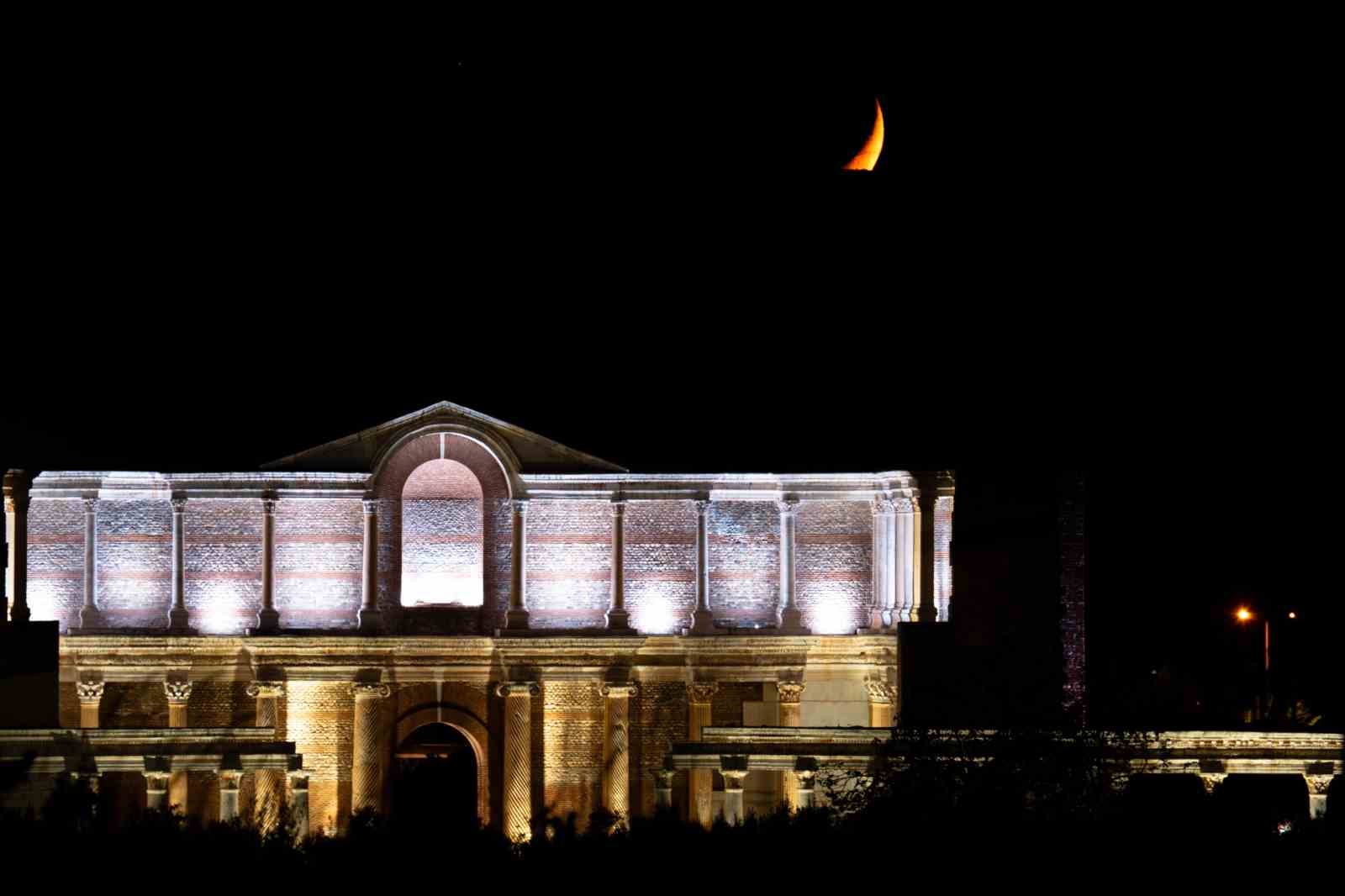 Antik kentte görsel şölen: Hilal, Gymnasium ile aynı karede
