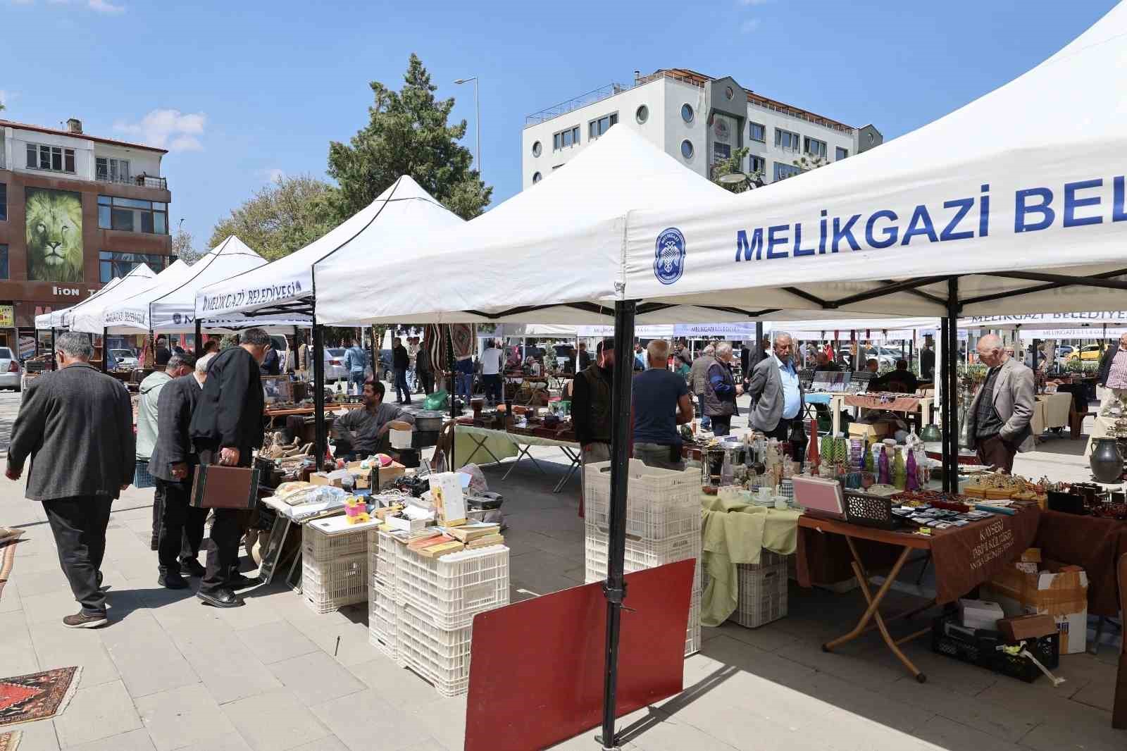 Antika Pazarı koleksiyonerleri bir araya geldi
