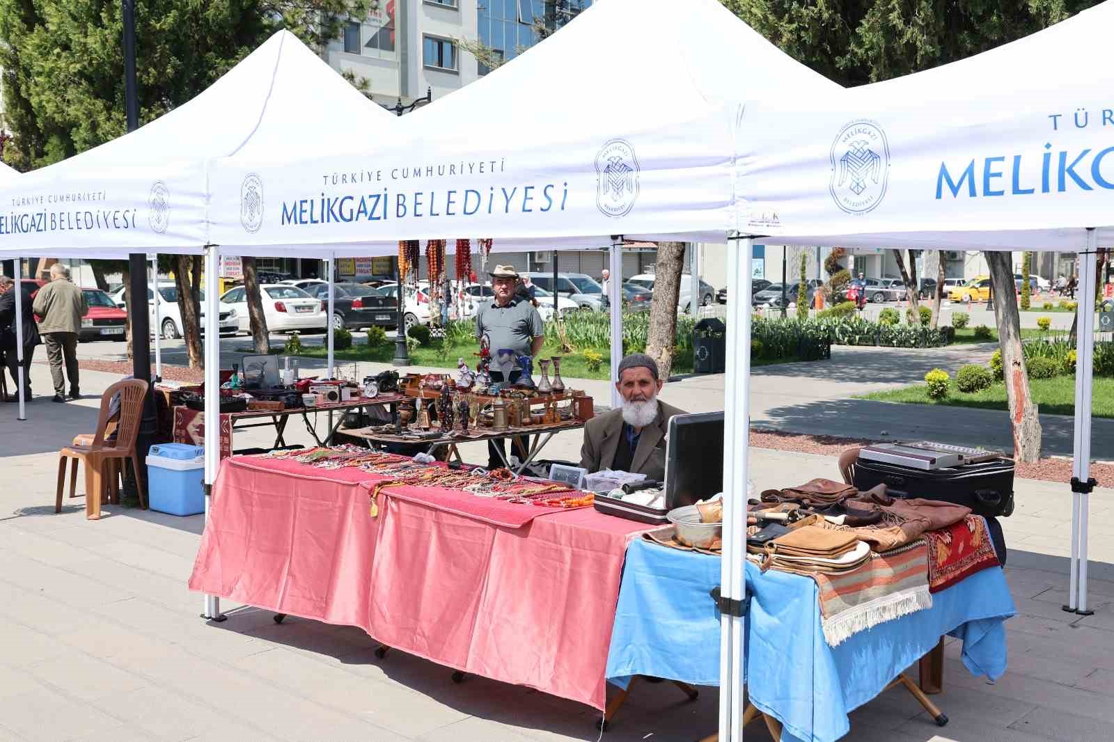 Antika Pazarı koleksiyonerleri bir araya geldi
