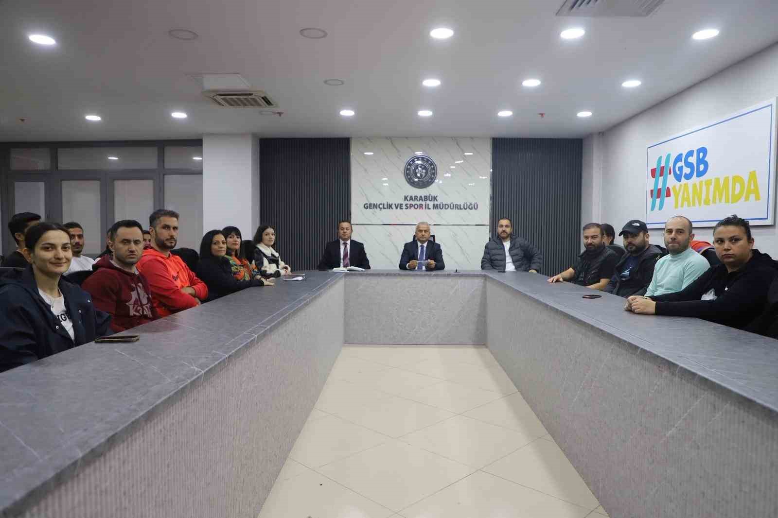 Antrenörlerle değerlendirme toplantısı düzenlendi
