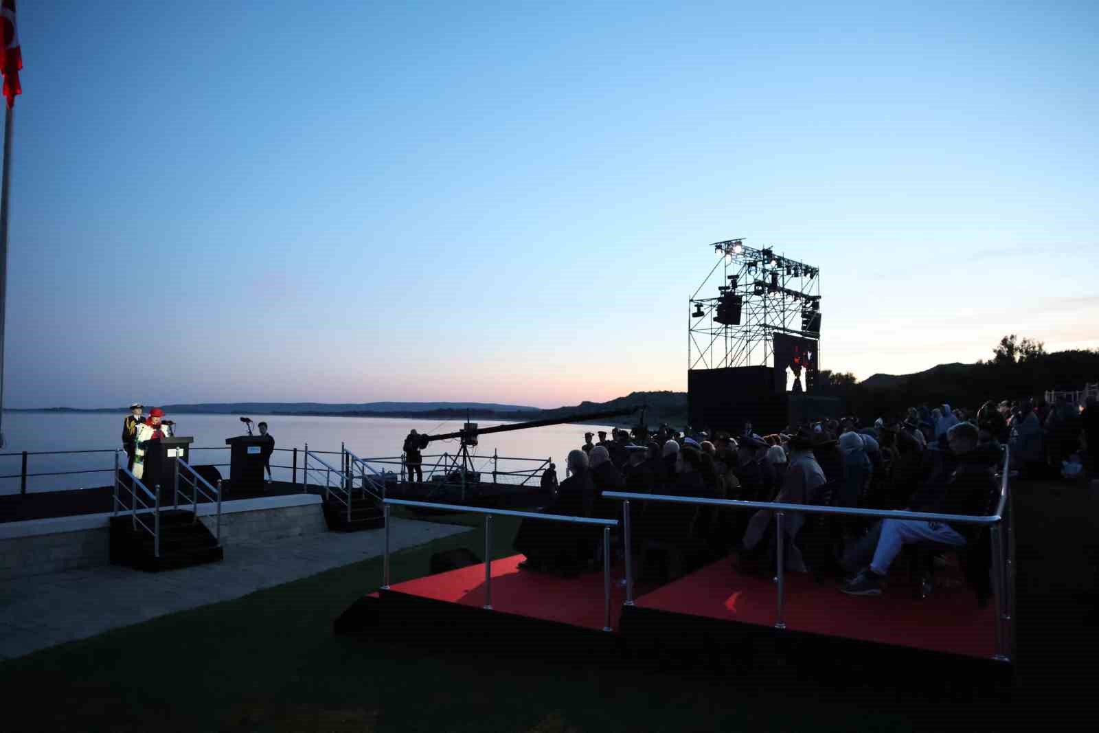 Anzaklar, ‘Şafak Ayini’ ile atalarını andı

