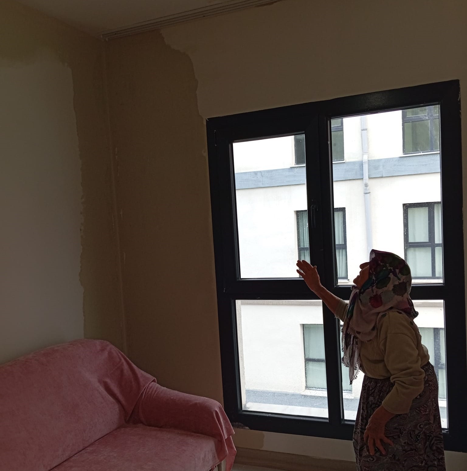 Apartman dairelerinin her yerinden su sızmaya başladı
