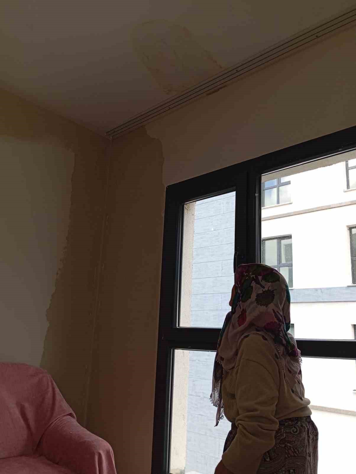 Apartman dairelerinin her yerinden su sızmaya başladı
