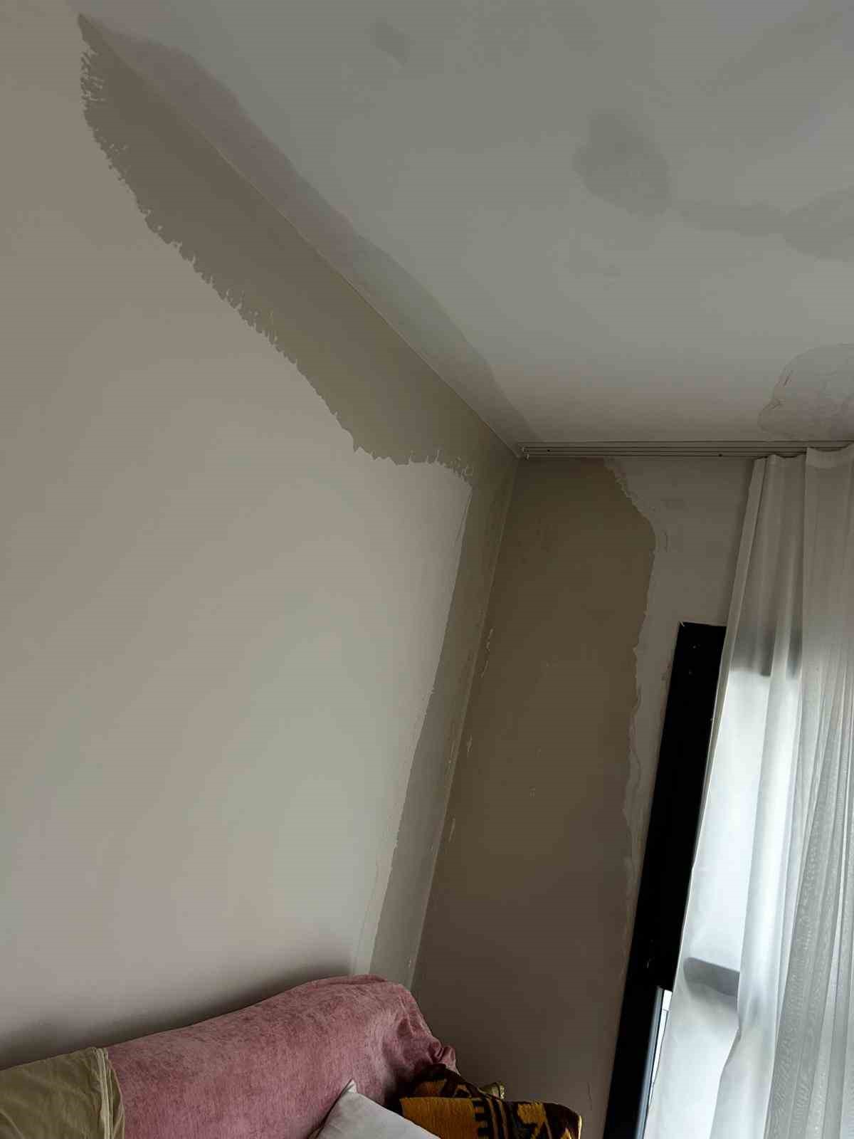 Apartman dairelerinin her yerinden su sızmaya başladı
